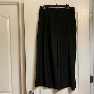 Jealous Tomato size Large Black wide gauchos
